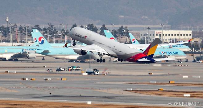 (인천공항=뉴스1) 이승배 기자 = 대한항공과 아시아나항공의 합병 절차가 11일 대한항공의 아시아나항공 지분 인수를 끝으로 4년 끝에 마무리 된다. 대한항공은 오는 12일부로 아시아나항공을 자회사로 편입, 주요 임원진 선임을 할 예정이다. 이후 2년간의 독립운영 기간을 두고 '통합 대한항공' 출범을 위한 화학적 통합 수순을 밟을 계획이다.  11일 인천공항 계류장 및 활주로에 대한항공과 아시아나 비행기의 모습이 보이고 있다. 2024.12.11/뉴스1  Copyright (C) 뉴스1. All rights reserved. 무단 전재 및 재배포,  AI학습 이용 금지. /사진=(인천공항=뉴스1) 이승배 기자