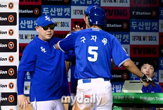 2025년 8월 28일 오후 서울 잠실구장에서 열린 '2025 신한 SOL뱅크 KBO 리그' 삼성 라이온즈와 두산 베어스의 경기삼성 2루 주자 구자욱이 5회초 2사 2루서 김성윤의 1타점 적시타 때 홈을 밟고 박진만 감독의 축하를 받고 있다.