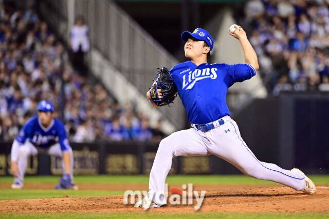 2025년 8월 28일 오후 서울 잠실구장에서 열린 '2025 신한 SOL뱅크 KBO 리그' 삼성 라이온즈와 두산 베어스의 경기. 삼성 이승민이 7회말 역투하고 있다./마이데일리