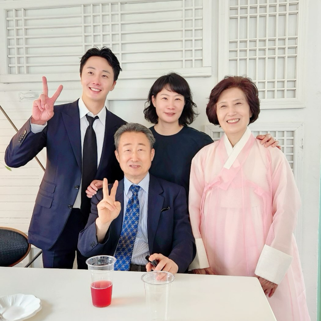 정일우 가족 사진./정일우 인스타그램