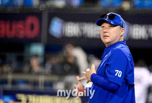 2025년 8월 27일 오후 서울 잠실구장에서 열린 '2025 신한 SOL뱅크 KBO 리그' 삼성 라이온즈와 두산 베어스의 경기. 삼성 박진만 감독이 14-1로 승리한 뒤 기뻐하고 있다./마이데일리