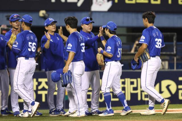 선수단과 하이파이브를 나누는 박진만 감독./삼성 라이온즈