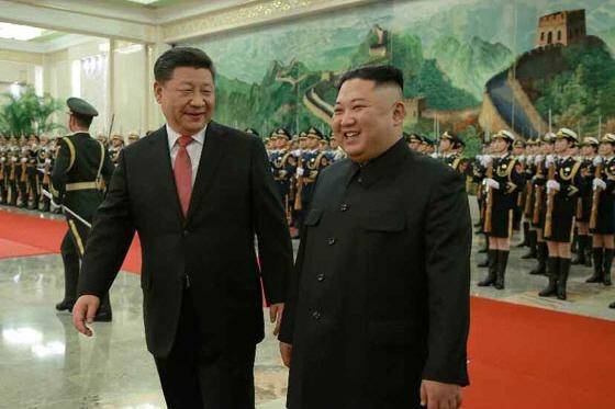 김정은 북한 국무위원장이 앞서 중국을 방문해 시진핑 중국 국가주석과 함께 중국인민해방군 위병대와 군악대의 환영의식을 받는 모습. [헤럴드DB]