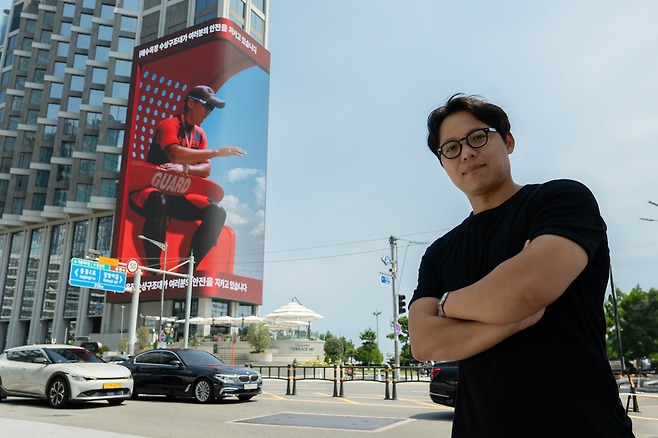신세계프라퍼티와 이노션이 부산 해운대 바닷가에 선보인 ‘세상에서 가장 큰 구조대원’ 옥외광고(왼쪽). 이 광고를 제작한 이노션 제작부문 방현욱 카피라이터  [이노션 제공]