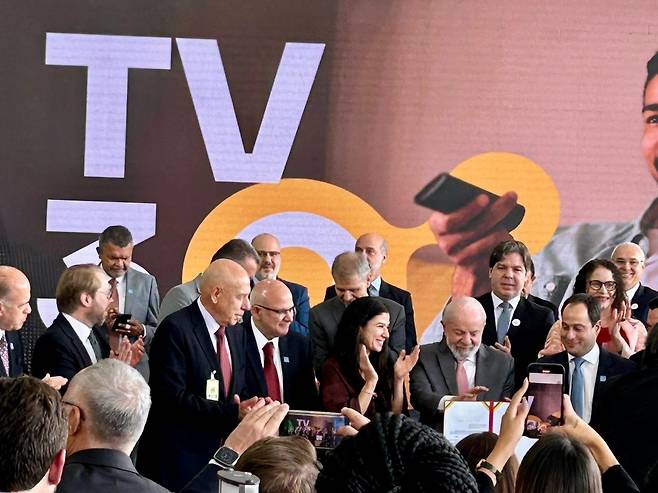 브라질이 차세대 TV 시스템에 ATSC 3.0 기술을 공식 도입키로 했다. 27일(현지시간) 시행된 서명식에 브라질 대통령이 서명후 포즈를 취하고 있다.[ATSC(북미 방송 표준화 기구) 제공]