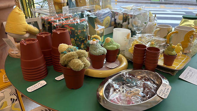 서울 마포구의 한 소품숍에서 선인장 인형을 판매하고 있다. 박연수 기자