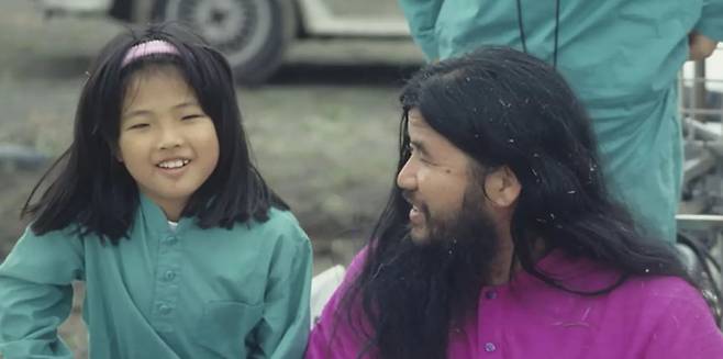 옴진리교 교주 아사하라 쇼코(오른쪽)와 셋째 딸 마쓰모토 리카. [다큐멘터리 영화 ‘내가 그의 딸이다’]