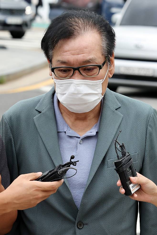 영장심사를 포기한 건진법사 전성배 씨가 지난 21일 민중기 특별검사팀 사무실이 마련된 서울 종로구 KT 광화문빌딩 웨스트에서 대기하기 위해 출석하고 있다. [연합]