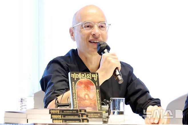 [서울=뉴시스] 박진희 기자 = 베르나르 베르베르(Bernard Werber) 작가가 20일 서울 중구 앰배서더 서울 풀만 호텔에서 신간 '키메라의 땅' 발행 기념 기자간담회를 하고 있다. 2025.08.20. pak7130@newsis.com