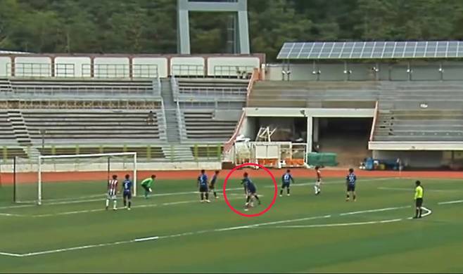 [서울=뉴시스] 지난 24일 서울 용산구 효창공원운동장에서 열린 서울시민리그에서 중랑구 축구 클럽 FC BK의 19번 선수가 강북구 축구 클럽 FC피디아 선수의 후두부를 가격하는 모습. (사진=유소년스포츠TV) *재판매 및 DB 금지