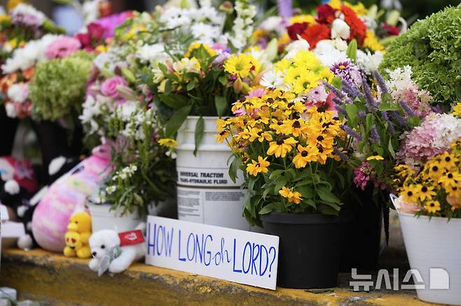 [미니애폴리스=AP/뉴시스] 28일(현지 시간) 미국 미네소타주 미니애폴리스의 가톨릭 학교 성당 앞에 총격 사건으로 숨진 희생자들을 추모하는 물품이 놓여져 있다. 2025.08.29.