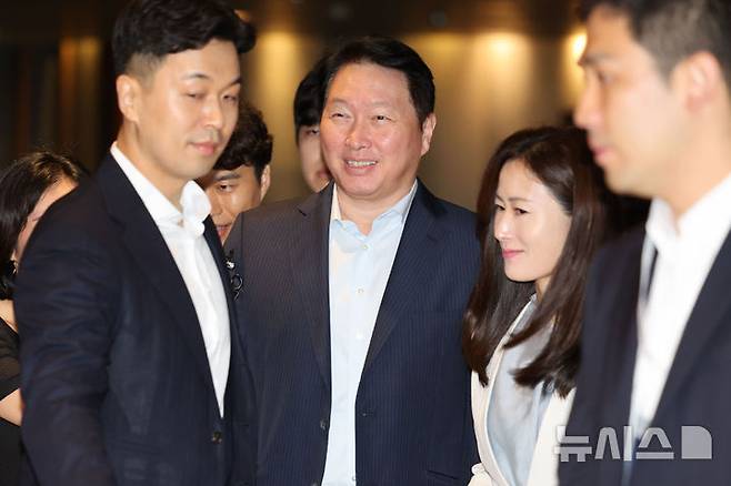 [서울=뉴시스] 권창회 기자 = 최태원 SK그룹 회장이 18일 오전 서울 광진구 워커힐호텔에서 열린 2025이천포럼에 참석하고 있다. 2025.08.18. kch0523@newsis.com