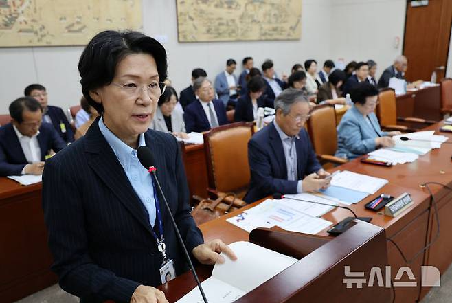 [서울=뉴시스] 김명년 기자 = 최은옥 교육부 차관이 25일 서울 여의도 국회 교육위원회 전체회의에서 2024 회계연도 결산 보고를 하고 있다. 2025.08.25. kmn@newsis.com