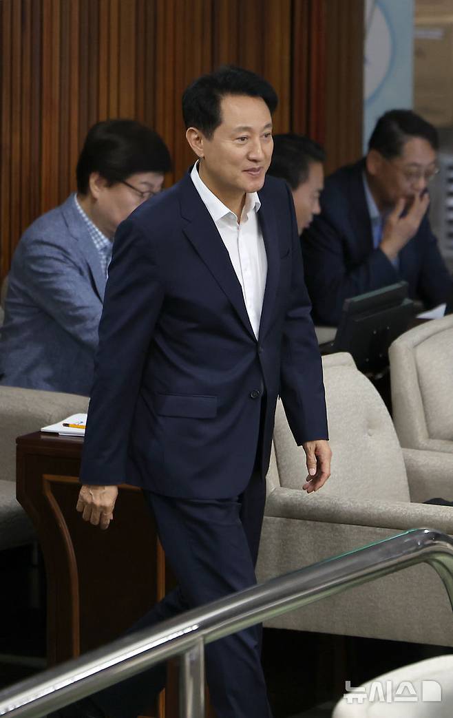 [서울=뉴시스] 김선웅 기자 = 오세훈 서울시장이 지난 27일 서울 중구 서울특별시의회에서 열린 제332회 임시회 개회식에 출석하고 있다. 2025.08.27. mangusta@newsis.com