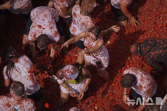 [부뇰=AP/뉴시스] 지난 27일(현지 시간) 스페인 발렌시아 인근 부뇰 마을에서 열린 연례 '라 토마티나' 축제 참가자들이 토마토를 던지고 있다. 이 축제는 매년 8월 마지막 수요일에 열리며 1945년경, 마을 축제 도중 우연히 시작된 토마토 던지기에서 유래한 것으로 알려져 있다. 2025.08.29.