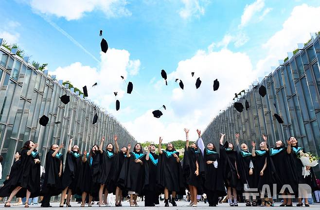 [서울=뉴시스] 황준선 기자 = 29일 오전 서울 서대문구 이화여자대학교에서 열린 2024학년도 후기 학위수여식에서 졸업생들이 학사모를 던지며 기념촬영 하고 있다. 2025.08.29. hwang@newsis.com