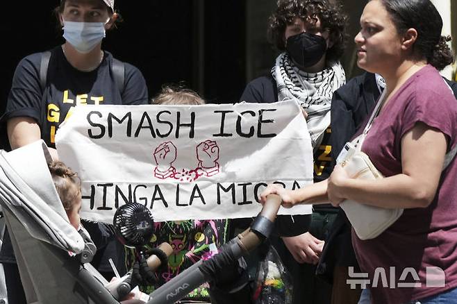 [시카고=AP/뉴시스]지난 6월16일(현지 시간) 미 일리노이주 시카고 이민법원 앞에서 시위대가 이민세관단속국(ICE)을 욕하는 내용(Chinga La Migra)이 적힌 손팻말을 들고 모여 있다. 2025.08.29.
