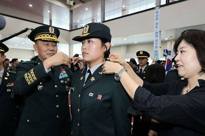 [서울=뉴시스] 1일 전북 익산 육군부사관학교에서 열린 '2025-2기 민간·장기복무·현역·예비역과정 육군 부사관 임관식'에서 김진철(소장) 교육사령관 직무대리가 임관자 대표 조현비 하사에게 계급장을 수여하고 있다. (사진=육군 제공) 2025.08.01. photo@newsis.com *재판매 및 DB 금지