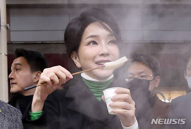 [대구=뉴시스] 홍효식 기자 = 윤석열 전 대통령 부인 김건희 여사가 11일 대구 서문시장을 찾아 어묵을 시식하며 상인들과 대화하고 있다. (대통령실통신사진기자단) 2023.01.11. yesphoto@newsis.com