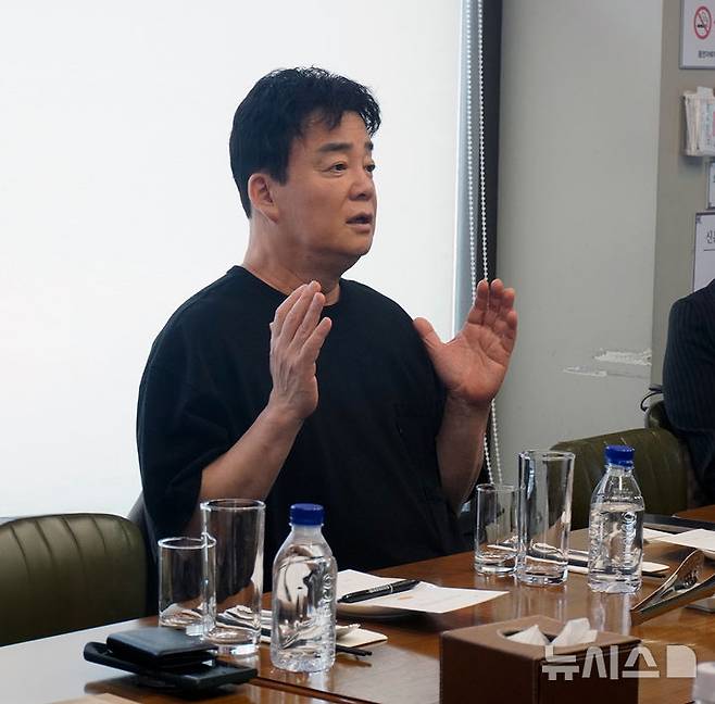[서울=뉴시스] 백종원 더본코리아 대표는 지난 13일 미디어 대상 간담회에서 최근 회사가 직면한 이슈에 대한 입장과 향후 계획을 밝히고 있다. (사진= 더본코리아 제공) photo@newsis.com