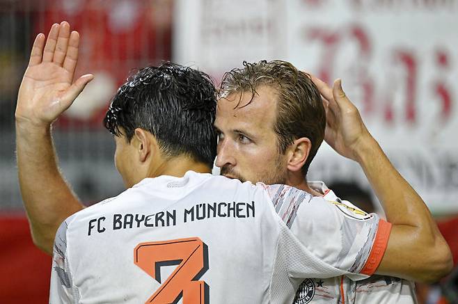 [비스바덴=AP/뉴시스] 바이에른 뮌헨의 김민재(왼쪽)가 27일(현지 시간) 독일 비스바덴의 브리타 아레나에서 열린 2025-26 독일축구협회(DFB) 포칼(독일컵) 1라운드 베헨 비스바덴(3부 리그)과의 경기 후반 추가 시간 결승 골을 넣은 해리 케인을 축하하고 있다. 뮌헨이 3-2로 힘겹게 승리했다. 2025.08.28.