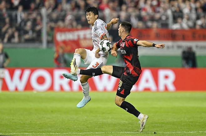 [비스바덴=AP/뉴시스] 바이에른 뮌헨의 김민재(왼쪽)가 27일(현지 시간) 독일 비스바덴의 브리타 아레나에서 열린 2025-26 독일축구협회(DFB) 포칼(독일컵) 1라운드 베헨 비스바덴(3부 리그)과 경기 중 공을 다투고 있다. 뮌헨이 3-2로 힘겹게 승리했다. 2025.08.28.