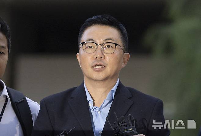 [서울=뉴시스] 김근수 기자 = 김건희 여사의 집사로 지목된 김예성씨가 지난 12일 오후 서울 종로구 KT 광화문빌딩 웨스트에 마련된 김건희 여사 의혹을 수사하는 민중기 특별검사 사무실로 압송되고 있다. 2025.08.12. ks@newsis.com