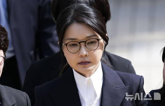 [서울=뉴시스] 사진공동취재단 = 김건희 특검팀(특별검사 민중기)은 자본시장과 금융투자업에 관한 법률 위반, 정치자금법 위반, 특정범죄 가중처벌 등에 관한 법률 위반(알선수재) 등의 혐의를 받는 김건희 여사를 29일 구속 기소했다. 사진은 지난 12일 오후 서울 서초구 서울중앙지법에서 열린 구속 전 피의자 심문(영장실질심사)를 마친 뒤 법원을 나서는 김 여사의 모습. 2025.08.29. photo@newsis.com
