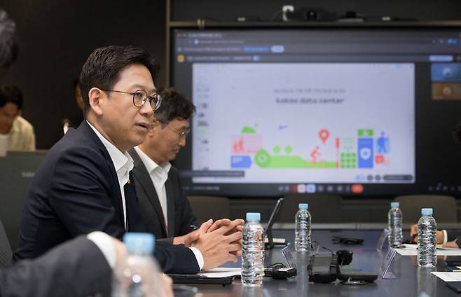 [서울=뉴시스] 배경훈 과학기술정보통신부 장관이 29일 오후 경기도 안산시 상록구 카카오데이터센터 안산에서 열린 '첨단 GPU 확보 및 AI 고속도로 현장간담회' 에서 발언을 하고 있다. (사진=과기정통부 제공) *재판매 및 DB 금지