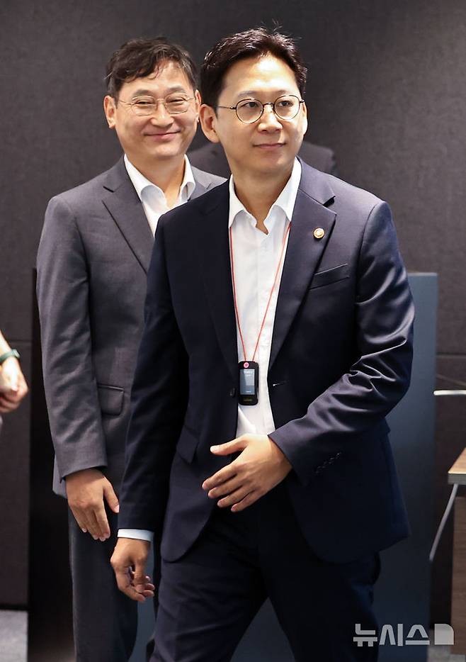[안산=뉴시스] 최진석 기자 = 배경훈 과학기술정보통신부 장관이 29일 경기 카카오 데이터센터 안산에서 열린 '첨단 GPU 확보 및 AI 고속도로 현장 간담회'에 참석하고 있다. 왼쪽은 김득중 정보통신산업진흥원(NIPA) 부원장. 2025.08.29. myjs@newsis.com