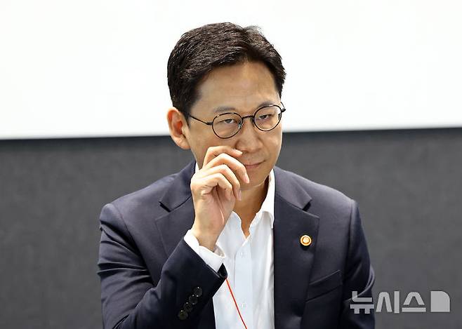 [안산=뉴시스] 최진석 기자 = 배경훈 과학기술정보통신부 장관이 29일 경기 카카오 데이터센터 안산에서 열린 '첨단 GPU 확보 및 AI 고속도로 현장 간담회'에 참석하고 있다. 2025.08.29. myjs@newsis.com