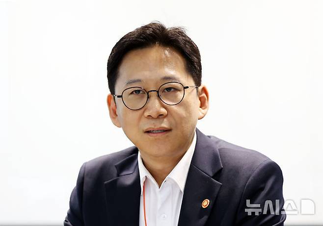 [안산=뉴시스] 최진석 기자 = 배경훈 과학기술정보통신부 장관이 29일 경기 카카오 데이터센터 안산에서 열린 '첨단 GPU 확보 및 AI 고속도로 현장 간담회'에서 발언하고 있다. 2025.08.29. myjs@newsis.com