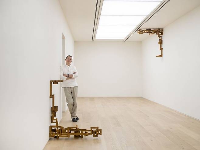 Portrait of Antony Gormley in his exhibition ‘INEXTRICABLE' at Thaddaeus Ropac Seoul   Photo © Thaddaeus Ropac and White Cube (Jeon Byung Cheol)  *재판매 및 DB 금지