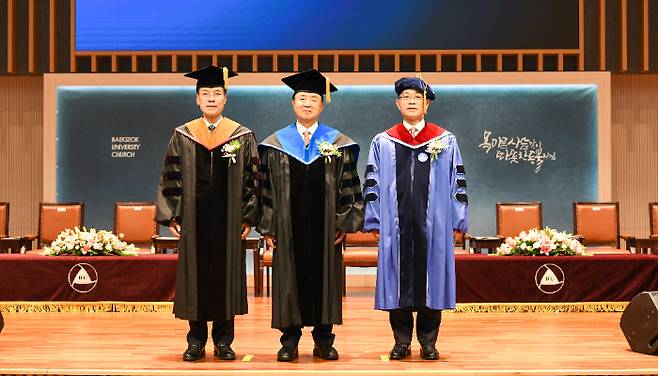 왼쪽부터 백석대학교 신임 송기신 총장, 백석학원 장종현 설립자, 백석문화대학교 이경직 신임 총장.