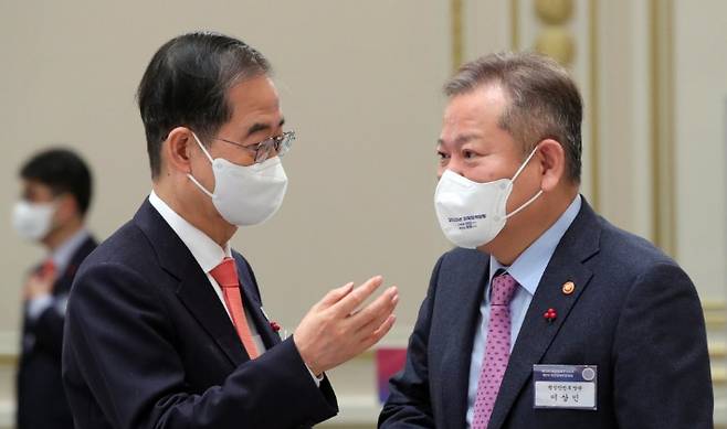 2022년 12월 21일 청와대 영빈관에서 열린 제12차 비상경제민생회의 겸 제1차 국민경제자문회의에 앞서 이야기를 나누고 있는 당시 한덕수 국무총리와 이상민 행정안전부 장관. 연합뉴스