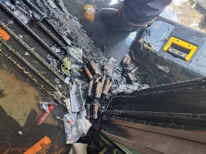 지난 20일 보조배터리로 인한 화재가 발생한 부산 사상구의 한 아파트에서 불에 탄 배터리 잔해물이 발견됐다. 부산소방재난본부 제공