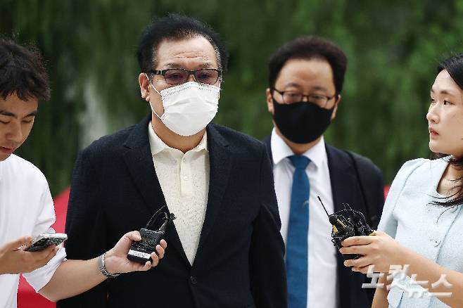 김건희 씨의 '통일교 청탁 의혹' 당사자로 알려진 건진법사 전성배 씨가 18일 오전 서울 종로구에 마련된 김건희 특검팀 사무실에 출석하고 있다. 황진환 기자