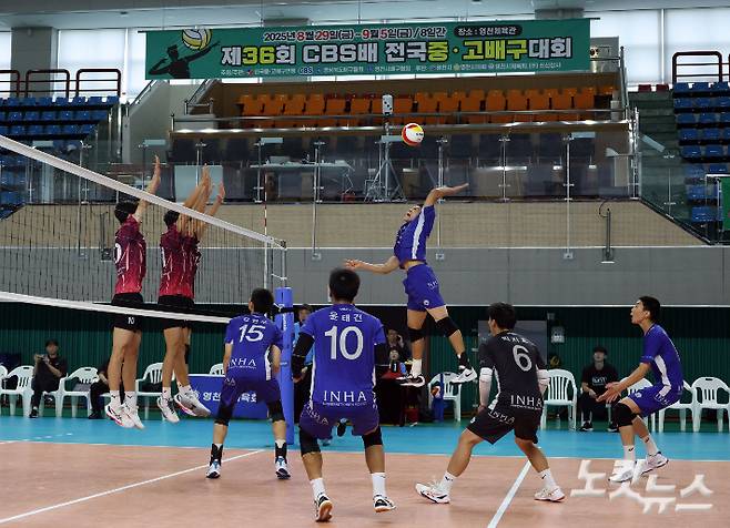 '제36회 CBS배 전국중고배구대회' 개막일인 29일 경북 영천 영천체육관에서 18세 이하 남자부 수성고와 인하사대부고의 경기가 열리고 있다. 역대 최다인 75개 팀이 출전한 이번 '제36회 CBS배 전국중고배구대회' 는 영천체육관, 영천생활체육관, 최무선관, 영청 금호체육관 등에서 다음달 5일까지 일주일간 펼쳐진다. 영천(경북)=황진환 기자