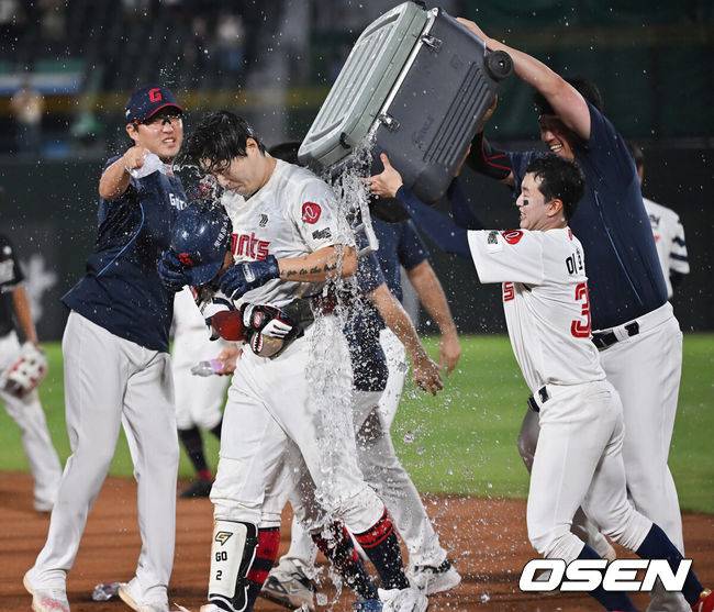 [OSEN=부산, 이석우 기자] 28일 부산 사직야구장에서 2025 신한 SOL 뱅크 KBO 리그 롯데 자이언츠와 KT 위즈의 경기가 열렸다. 홈팀 롯데는 감보아가, 방문팀 KT는 헤이수스가 선발 출전했다.롯데 자이언츠 고승민이 연장 11회말 2사 만루 끝내기 안타를 치고 축하 물세례를 받고 있다. 2025.08.28 / foto0307@osen.co.kr