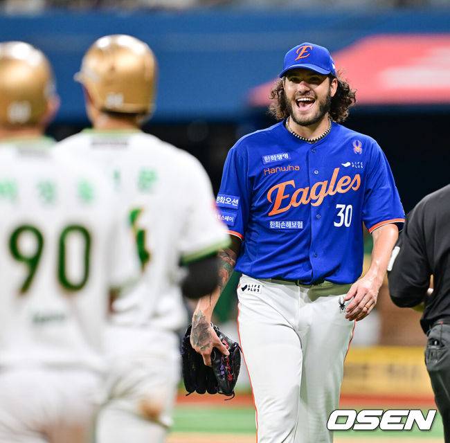 [OSEN=고척, 박준형 기자] 28일 오후 서울 고척스카이돔에서 ‘2025 신한 SOL BANK KBO리그’ 키움 히어로즈와 한화 이글스의 경기가 진행됐다.이날 키움은 하영민을, 한화는 폰세를 선발투수로 내세웠다.5회말 이닝종료 후 한화 폰세가 자신을 상대로 3출루 기록한 송성문을 부르고 있다   2025.08.28 / soul1014@osen.co.kr