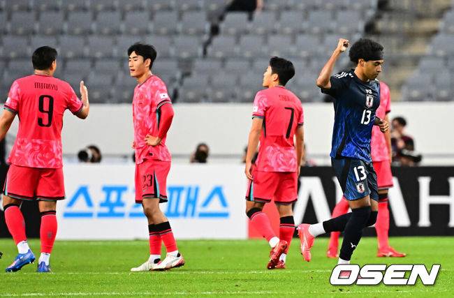 [OSEN=용인, 지형준 기자] 홍명보 감독이 이끄는 남자축구대표팀이 15일 오후 용인 미르스타디움에서 2025 동아시아축구연맹(EAFF) E-1 챔피언십(동아시안컵) 3차전 일본과 경기를 가졌다.&nbsp;한국은 1차전서 중국을 3-0, 2차전서 홍콩을 2-0으로 완파했다. 하지만 일본이 1차전서 홍콩을 6-1, 2차전서 중국을 2-0으로 이겼다. 골득실 +7의 일본이 +5의 한국을 누르고 조 선두인 상황이다. 나란히 2승을 거둔 한국과 일본은 대회 우승컵을 놓고 격돌한다.&nbsp;전반 일본 저메인이 선제골을 넣고 기뻐하고 있다. 2025.07.15 / jpnews@osen.co.kr