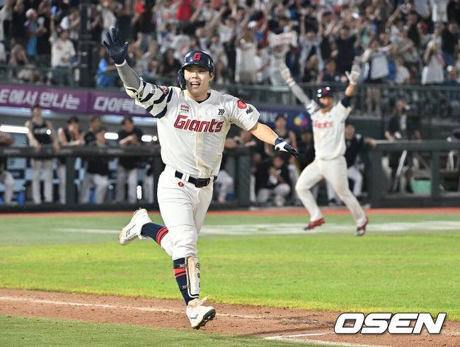 [OSEN=부산, 이석우 기자] 28일 부산 사직야구장에서 2025 신한 SOL 뱅크 KBO 리그 롯데 자이언츠와 KT 위즈의 경기가 열렸다. 홈팀 롯데는 감보아가, 방문팀 KT는 헤이수스가 선발 출전했다.롯데 자이언츠 고승민이 연장 11회말 2사 만루 끝내기 안타를 치고 환호하고 있다. 2025.08.28 / foto0307@osen.co.kr