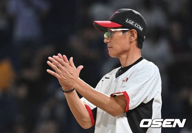 [OSEN=창원, 이석우 기자] 27일 창원NC파크에서 2025 신한 SOL 뱅크 KBO 리그 NC 다이노스와 LG 트윈스의 경기가 열렸다. 홈팀 NC는 신영우가, 방문팀 LG는 치리노스가 선발 출전했다. LG 트윈스 염경엽 감독이 NC 다이노스에 10-1로 승리한 후 박수를 보내고 있다. 2025.08.27 / foto0307@osen.co.kr