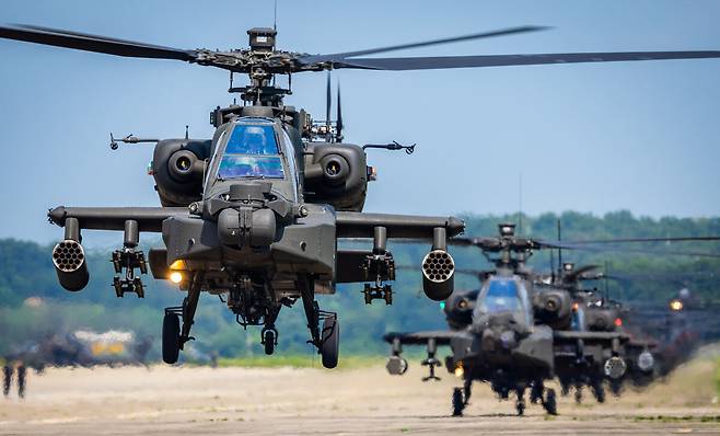 한국 육군 AH-64E 공격헬기들이 훈련을 위해 이륙하고 있다. 세계일보 자료사진