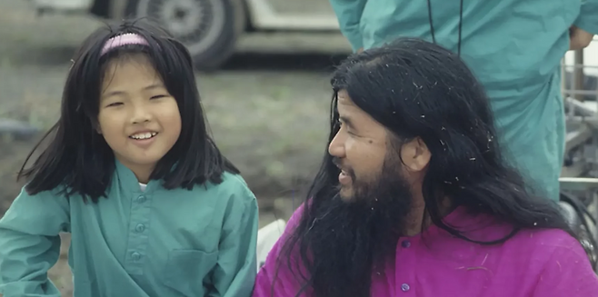 어린 시적 마쓰모토 리카와 옴진리교 교수 아사하라 쇼코. 다큐멘터리&nbsp;‘내가 그의 딸이다’의 한 장면