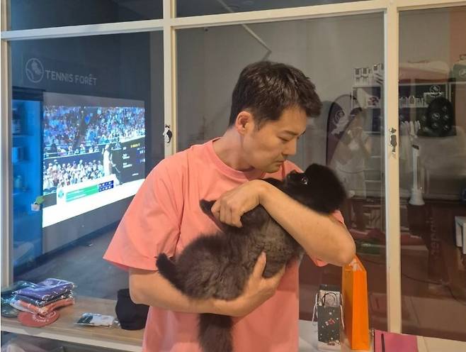 전현무가 SNS 게시물에 보아의 신곡을 함께 올렸다가 급하게 삭제했다. 전현무 인스타그램 캡처