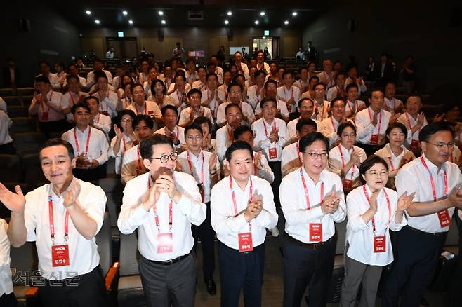같은 날 워크숍·연찬회 연 여야 - 28일 장동혁(앞줄 왼쪽 세 번째) 국민의힘 대표를 비롯한 국민의힘 의원들이 인천국제공항공사 항공교육원에서 열린 연찬회에서 박수를 치는 모습. 홍윤기 기자