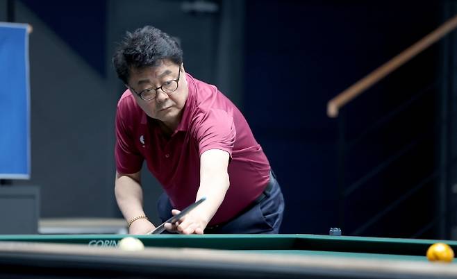 현역 최고령 프로당구(PBA) 선수인 김무순이 지난달 15일 경기 고양시 킨텍스 PBA 스타디움에서 열린 2025~26시즌 PBA 드림투어 개막전 결승에서 공을 응시하고 있다. PBA 제공