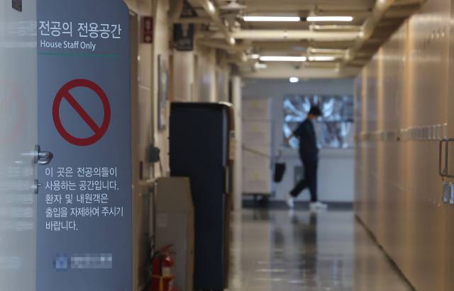 서울의 한 대학 병원 전공의 전용 공간 앞에 환자·내원객의 출입을 통제하는 안내문이 붙어 있다. 연합뉴스