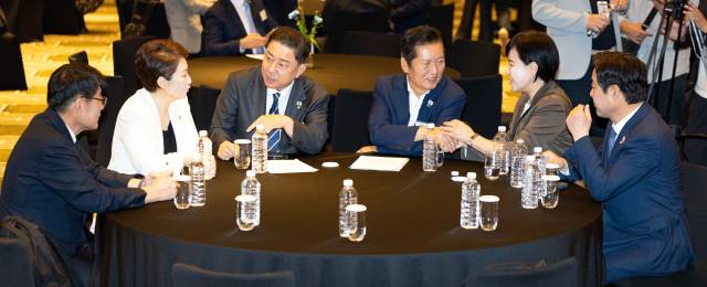 정청래 더불어민주당 대표와 김병기 원내대표가 29일 인천 중구 파라다이스시티 컨벤션센터에서 열린 2025 정기국회 더불어민주당 국회의원 워크숍에서 최고위원들과 대화하고 있다. 왼쪽부터 서삼석, 이언주 최고위원, 김 원내대표, 정 대표, 전현희, 황명선 최고위원. 2025.8.29/뉴스1